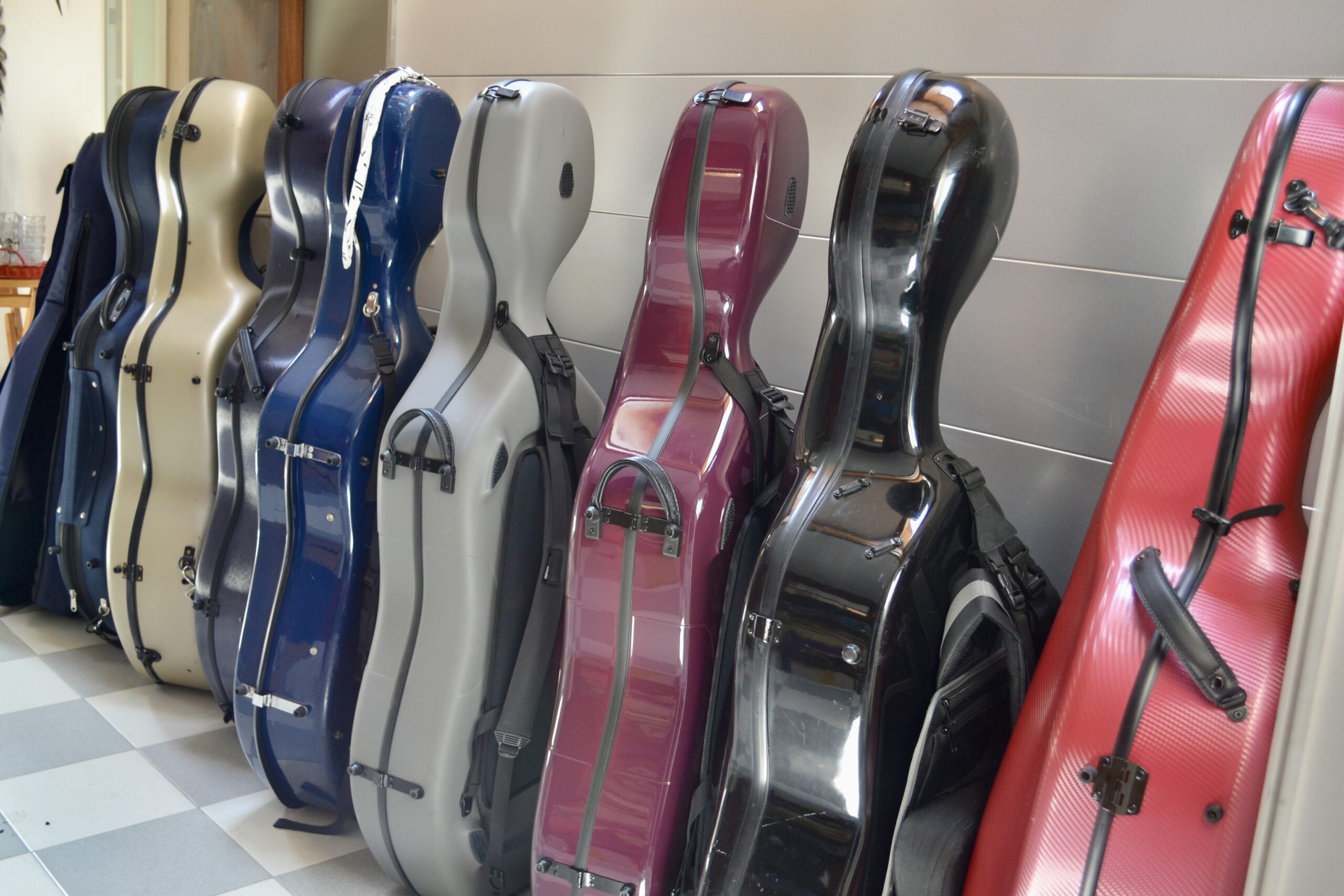 Cellokisten Cellokisten op een rij