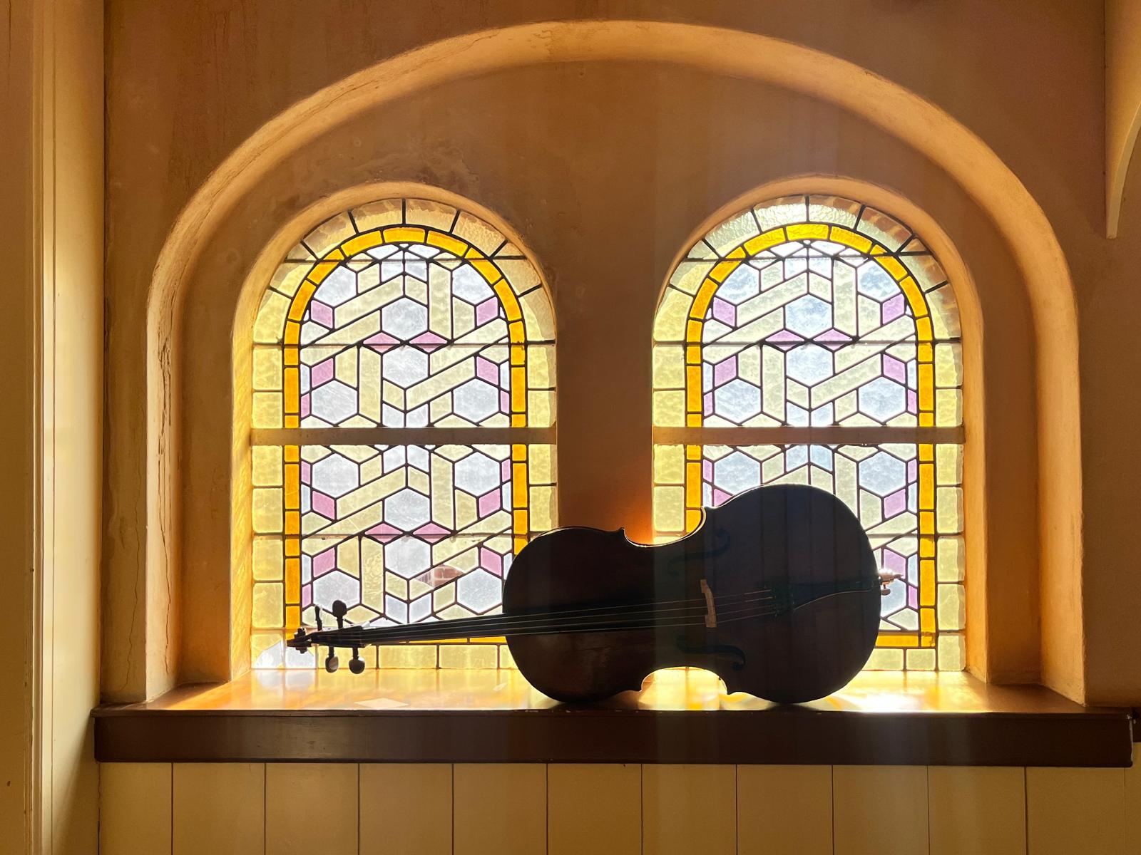 Cello mt Glas in lood ramen. Foto: Katja Effting
