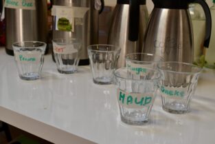 Glazen met namen deelnemers